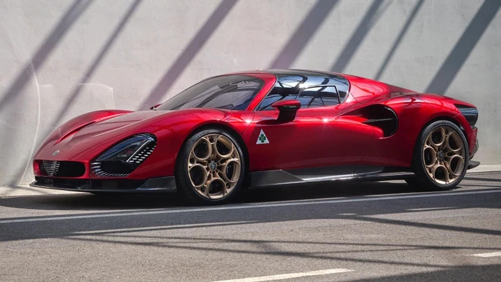 Nuova Alfa Romeo 33 Stradale: quasi tutti i clienti hanno scelto il motore V6 Biturbo
