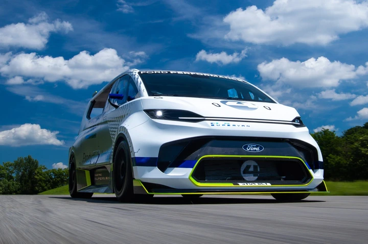 Ford Pro Electric SuperVan: da 0 a 100 km/h in meno di 2 secondi!