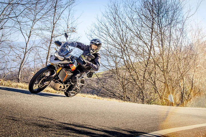 Acerbis Attack e Assault: caschi per avventure senza limiti