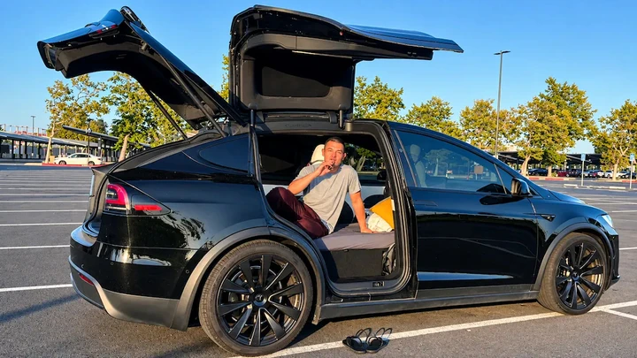 Tesla lo licenzia, vende casa e vive nella sua Model X: «Risparmio 1.500 dollari al mese»
