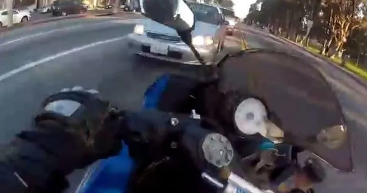 Motociclista fortunato scampa a 3 incidenti in un colpo [video]