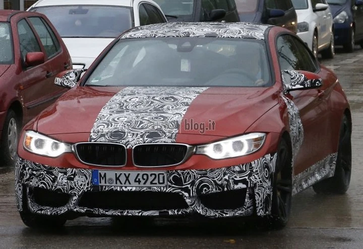 BMW M4 Coupè: foto spia di un esemplare in Sakhir Orange