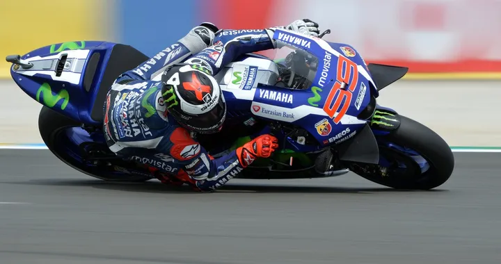 MotoGP Le Mans, Lorenzo “re” di Francia con Rossi … scudiero. Podio storico per la Suzuki con Vinales