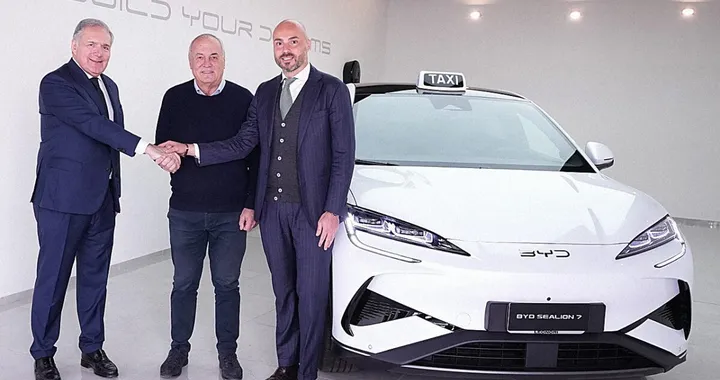 BYD integra itTaxi nell'infotainment: sconti per tassisti su SEAL e SEALION