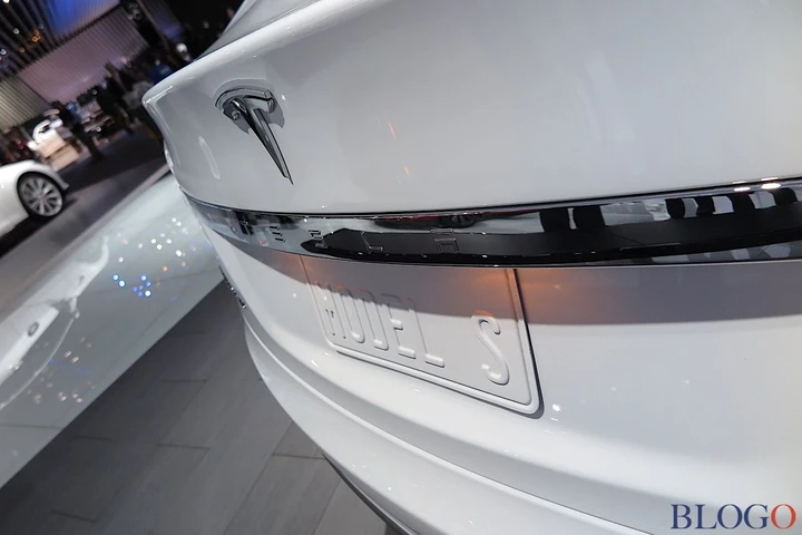 Tesla: un piano per vendere auto nei Grandi Magazzini