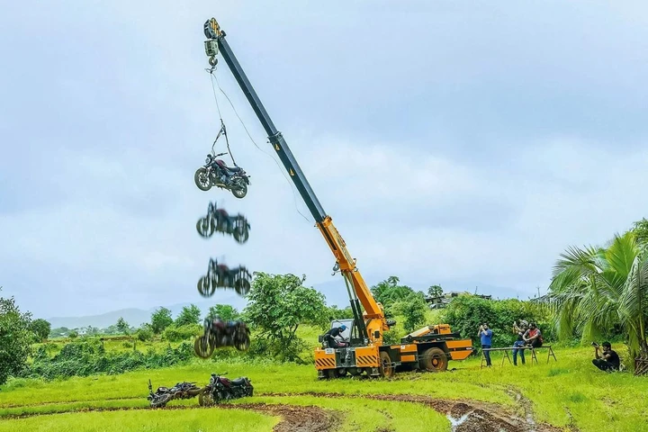 Fango, fuoco e cadute da 9 metri: la Harley X440 sopravvive davvero?