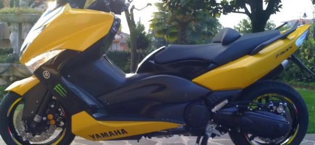 Foto del giorno: In piega con il T-Max