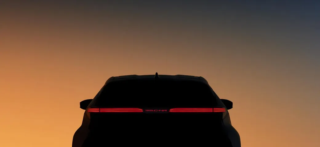 Toyota C-HR 2024: la nuova generazione si prepara al debutto [VIDEO TEASER]