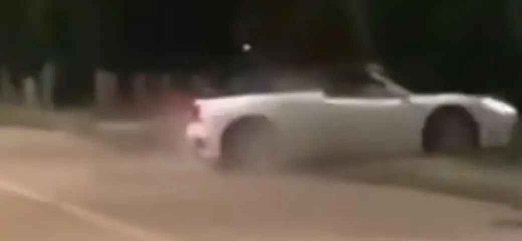 Sgomma con la Ferrari 360 Spider e va a sbattere [Video]