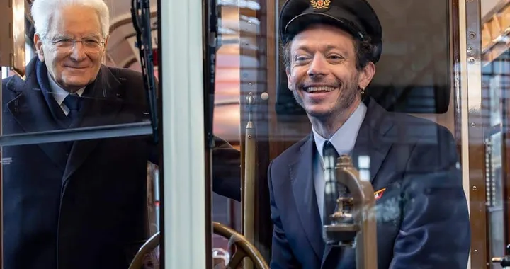 Valentino Rossi guida il tram 26: Milano celebra lo sport ai Giochi 2026