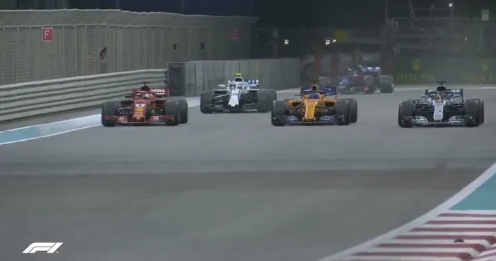 Formula 1, Abu Dhabi: Alonso sfila con Hamilton e Vettel, poi il burnout finale | Video