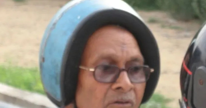 Foto del giorno: casco al contrario a Nuova Dehli