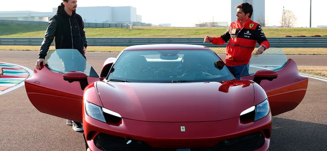 Zlatan Ibrahimovic prova la Ferrari 296 GTB a Fiorano [Video]