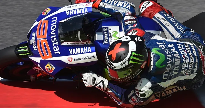 Lorenzo: "Valentino Rossi è nato per andare in moto"