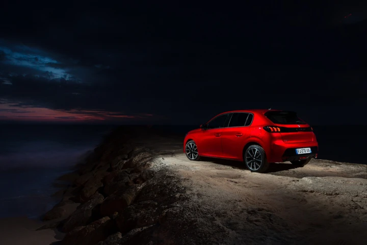 Nuova Peugeot 208: ecco la versione speciale Allure Navi Pack