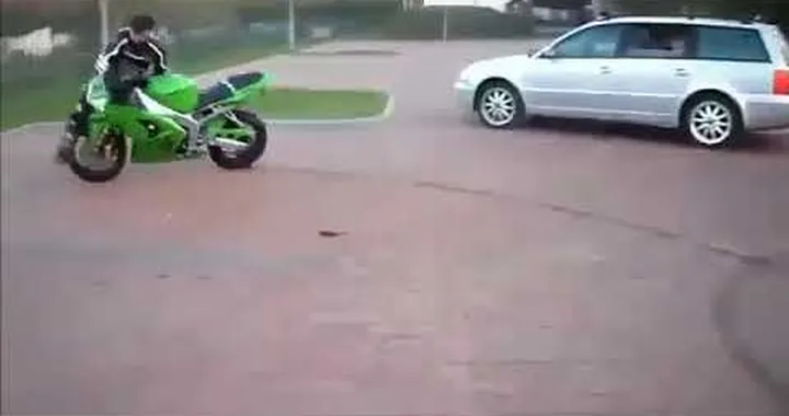 Spettacolare incidente in moto per un moto-torero