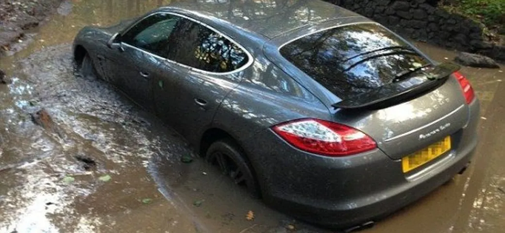 La Porsche Panamera finisce nell'acquitrino. Colpa del navigatore?