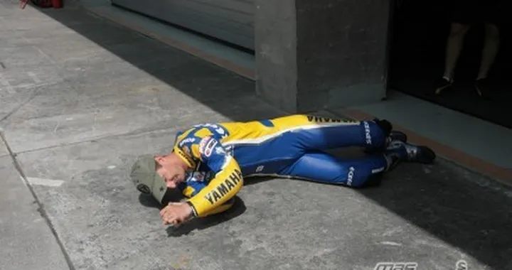 Foto del giorno: Edwars si sdraia... nel box