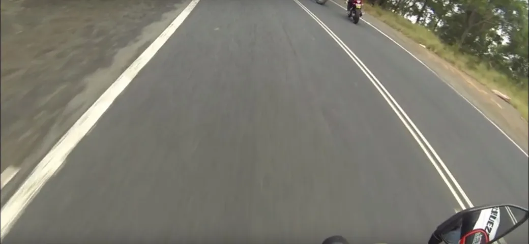 In moto va nell'altra corsia, procurando un incidente [Video]