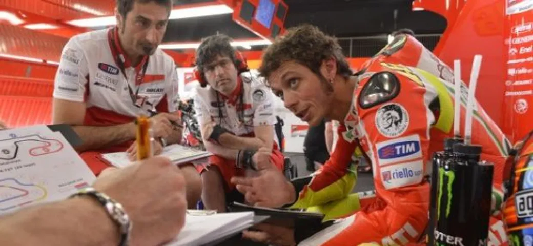 Valentino Rossi fa la danza della pioggia