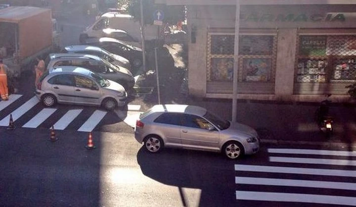 A Roma le strisce pedonali a metà: colpa delle auto in sosta