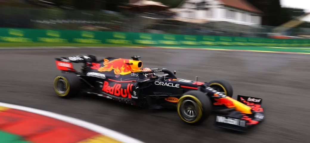F1, GP del Belgio: Verstappen ottiene la pole position sotto la pioggia