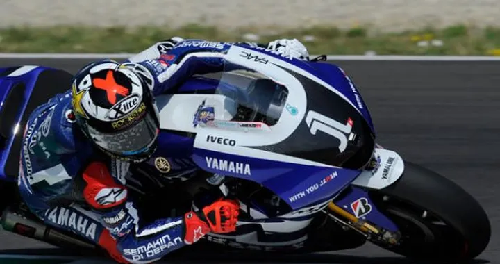 MotoGP: Lorenzo precede Stoner nel secondo turno di prove libere. Disastro Rossi 11°