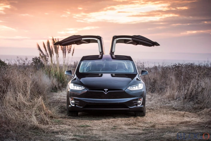 Tesla: richiamate 11.000 Model X per problema ai sedili