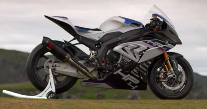 BMW HP4 Race: al Tourist Trophy con Peter Hickman [Video]