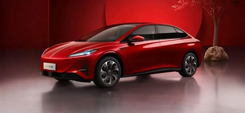 Questa berlina elettrica cinese batte anche la Tesla Model 3: autonomia superiore