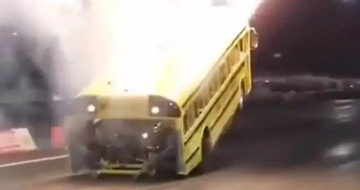 Lo scuolabus più pazzo del mondo: 8750 cavalli supersonici