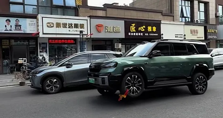 Blocca la ruota con una ganascia ma il SUV se ne va lo stesso: il trucco è incredibile