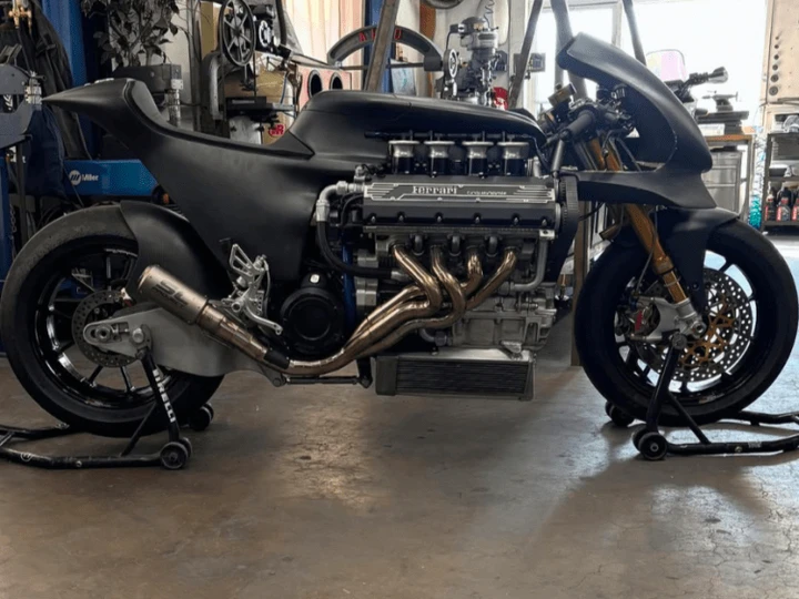 Una moto con il motore Ferrari V8: un gioiello insolito