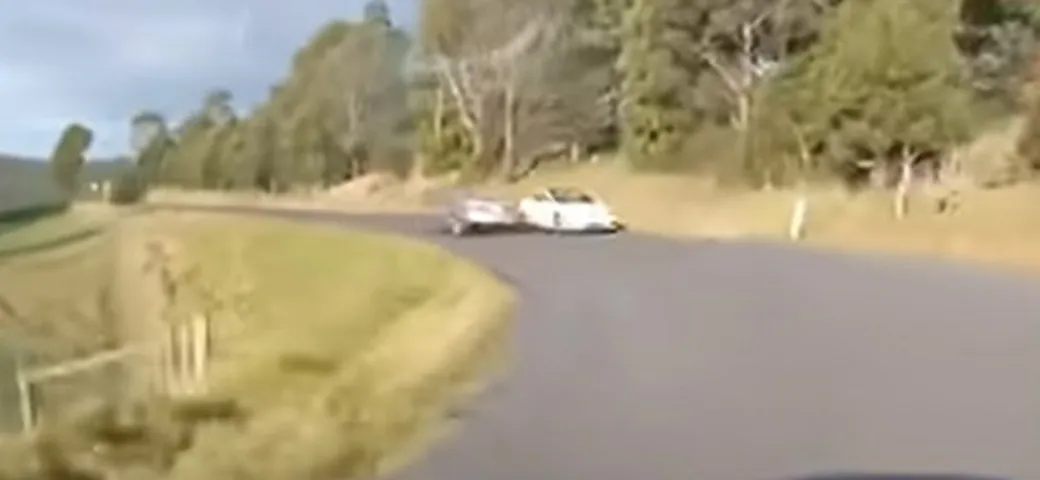Una Toyota Camry rischia il contatto e cade nella scarpata [Video]