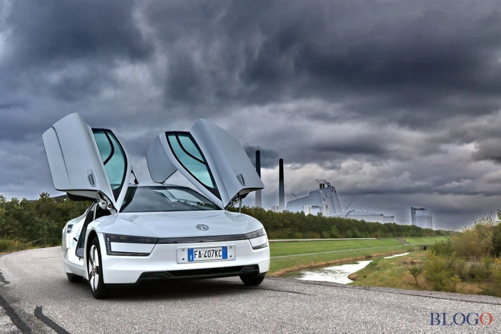 Volkswagen XL1: prova su strada [Video]