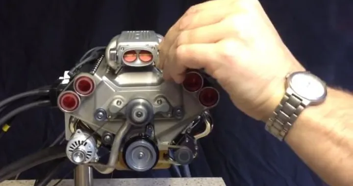 45 centimetri cubici: è questo il V8 più piccolo del mondo?