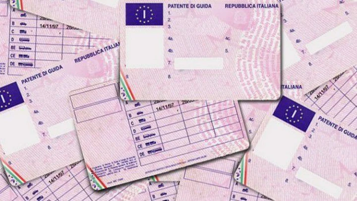 Guidare senza patente è reato: le sanzioni e cosa comporta