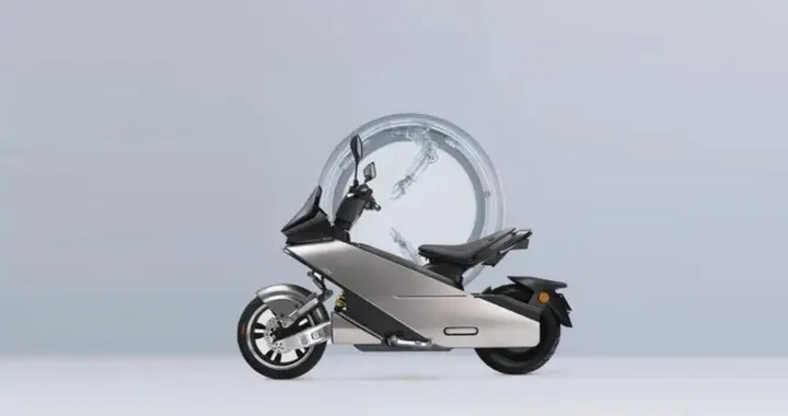Scoox Zero X7: veicolo elettrico urbano con sterzo a snodo