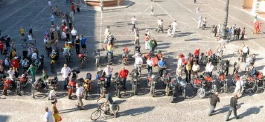 Settimana Benelli: la parata di motociclisti ha invaso piazza del Popolo a Pesaro