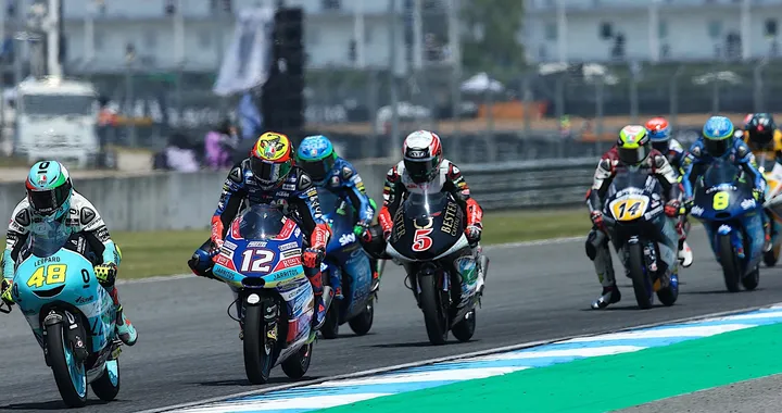 Moto3, Bezzecchi “steso” da Bastianini. Un pasticciaccio mondiale