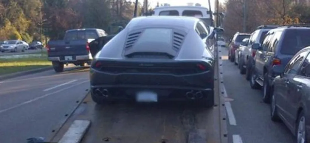 Multano e sequestrano la Lamborghini. Gli agenti su Twitter: Priceless