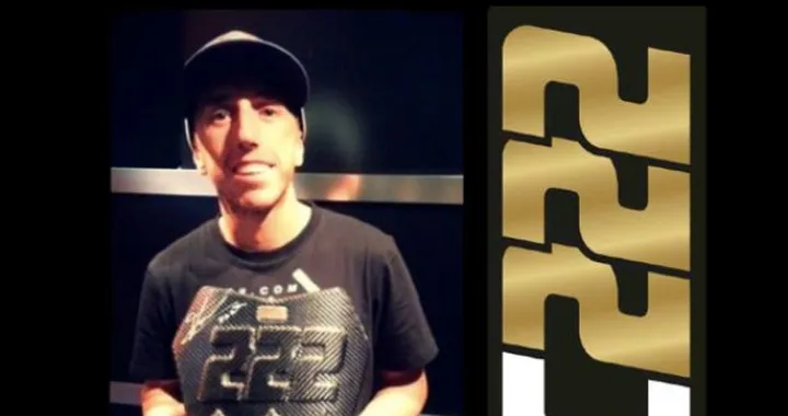 Replica tabella porta numero di Tony Cairoli all'asta per i terremotati dell'Emilia