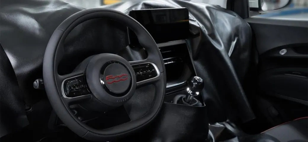 Fiat 500 Ibrida, la scelta del cambio manuale fa discutere