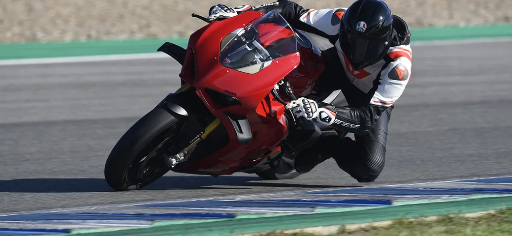 Ducati Panigale V4S 2022: la prova in pista a Jerez (VIDEO)