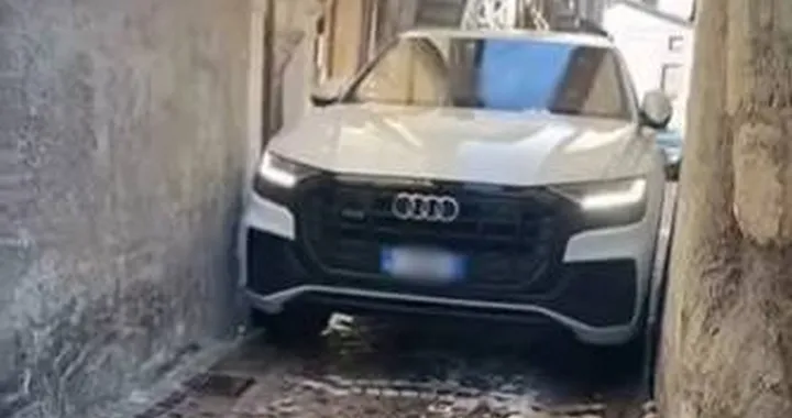 Audi Q8 costretta a manovre ardite in un vicolo stretto | Video