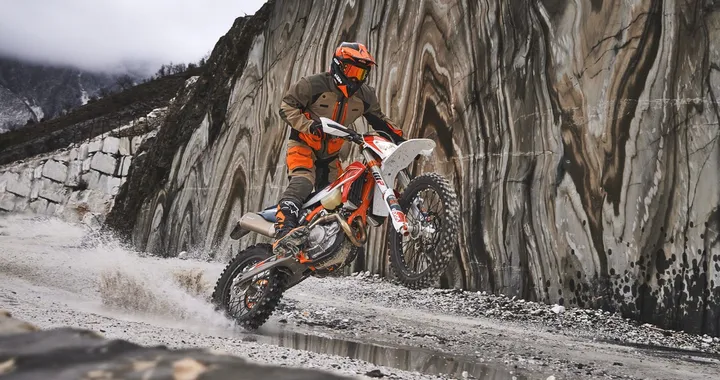 KTM svela la nuova gamma enduro 2023: caratteristiche, disponibilità e prezzi