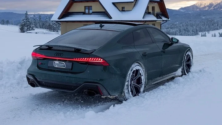 La super berlina che domina la neve con 621 CV e l'integrale