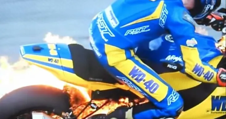 British Superbike: la Kawasaki di Mackenzie va a fuoco [Video]