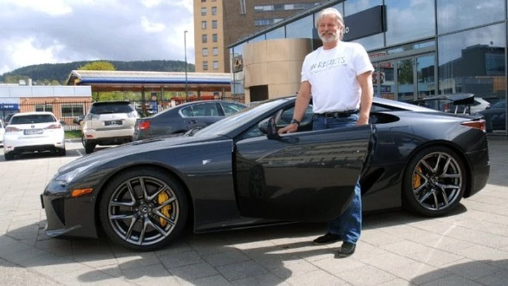 Norvegia: proprietario Lexus LFA fa rimuovere dosso perché troppo alto