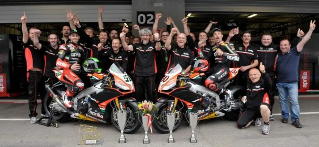 Guintoli la formica operosa, Laverty il leone: i piloti Aprilia a confronto
